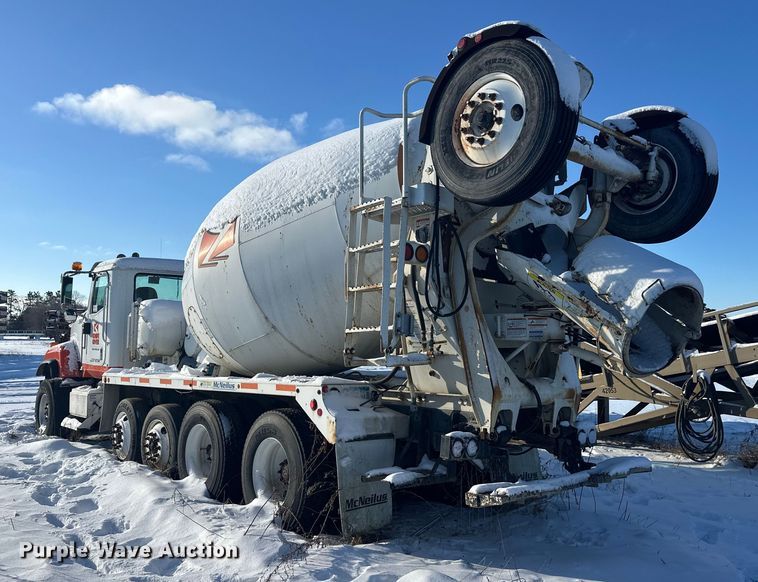 image for item DT6468 2005 International 5500i ready mix truck