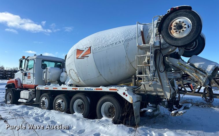 image for item DT6468 2005 International 5500i ready mix truck