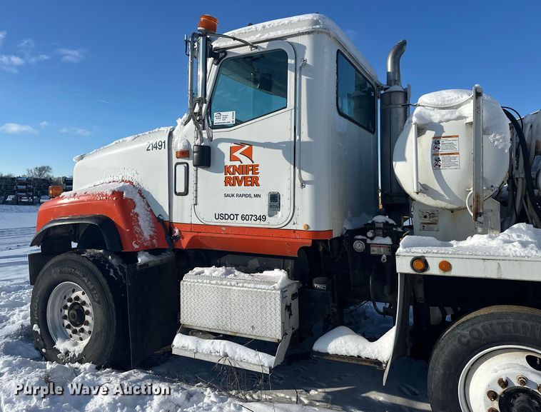 image for item DT6468 2005 International 5500i ready mix truck