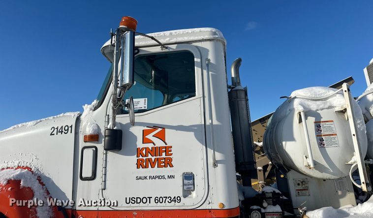 image for item DT6468 2005 International 5500i ready mix truck