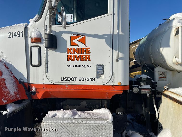 image for item DT6468 2005 International 5500i ready mix truck