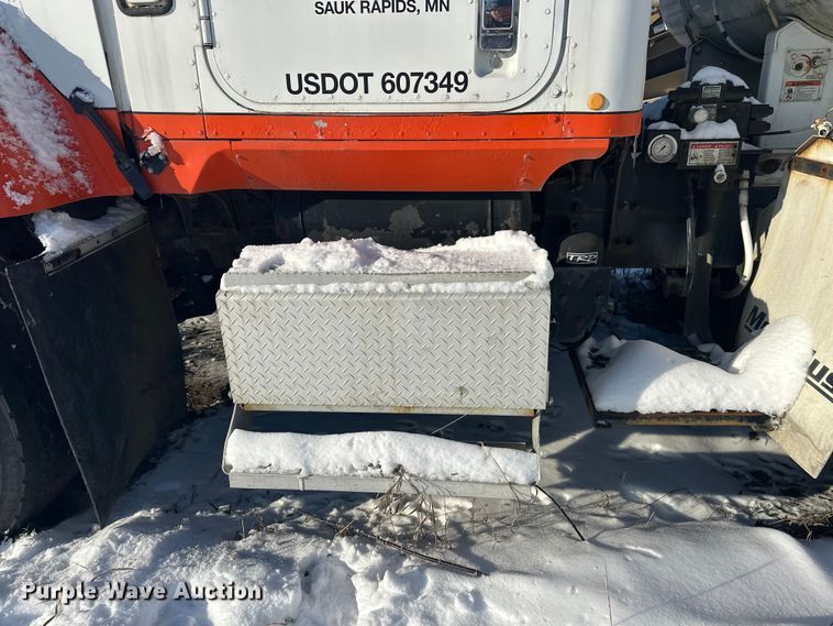 image for item DT6468 2005 International 5500i ready mix truck