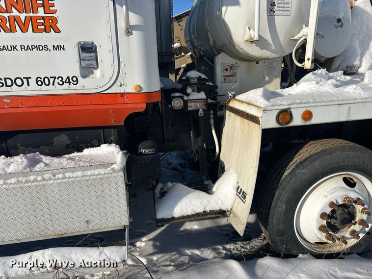 image for item DT6468 2005 International 5500i ready mix truck