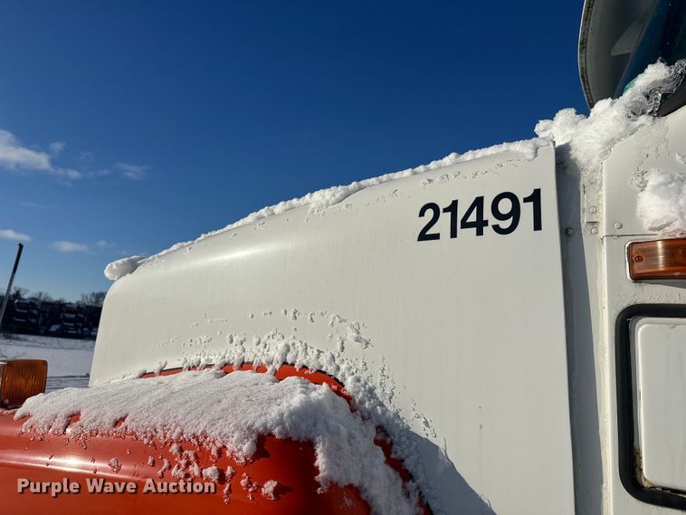 image for item DT6468 2005 International 5500i ready mix truck