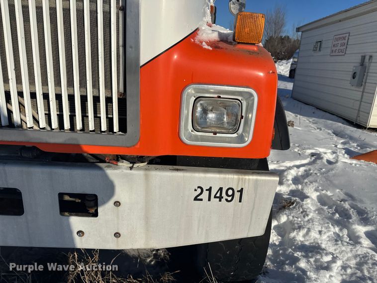 image for item DT6468 2005 International 5500i ready mix truck