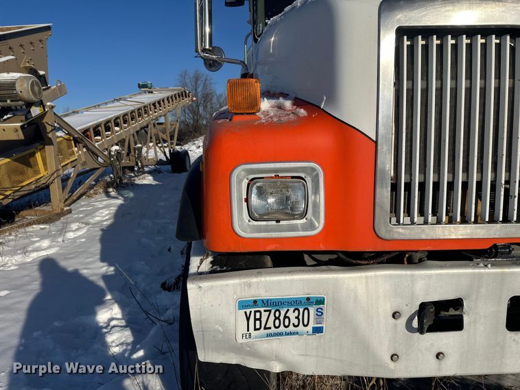 image for item DT6468 2005 International 5500i ready mix truck