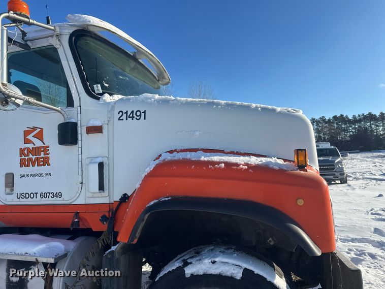 image for item DT6468 2005 International 5500i ready mix truck