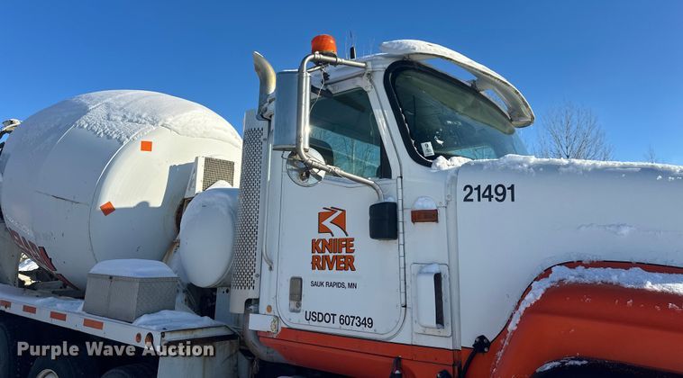 image for item DT6468 2005 International 5500i ready mix truck