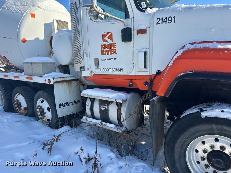 image for item DT6468 2005 International 5500i ready mix truck