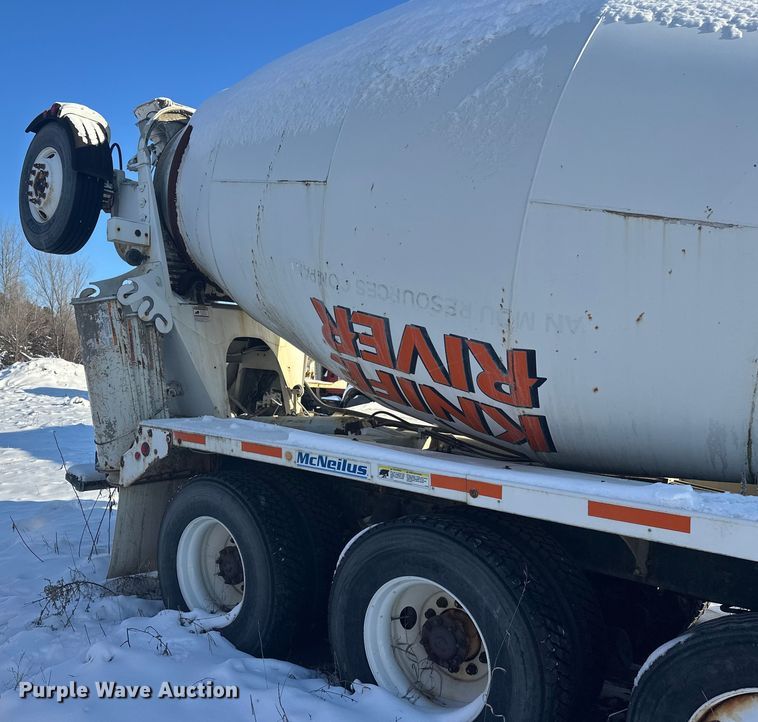 image for item DT6468 2005 International 5500i ready mix truck