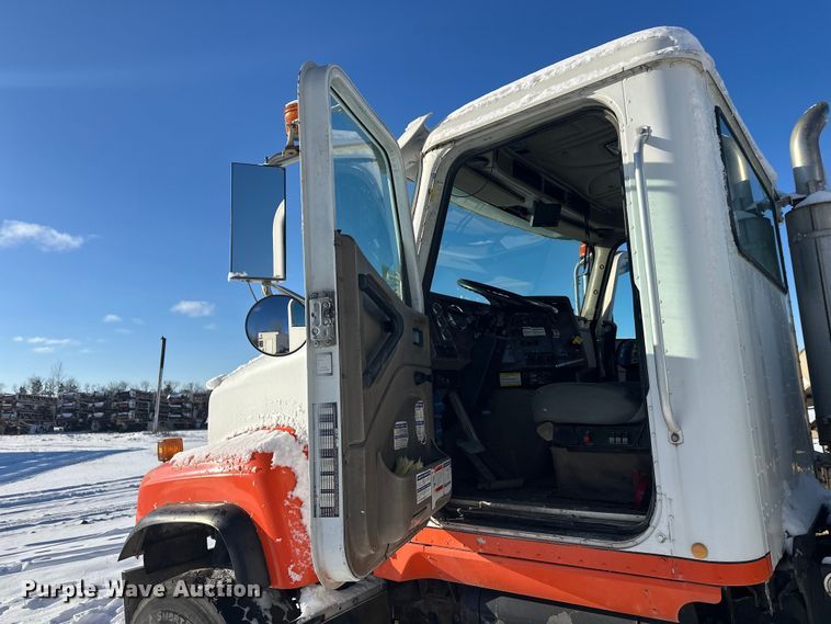 image for item DT6468 2005 International 5500i ready mix truck