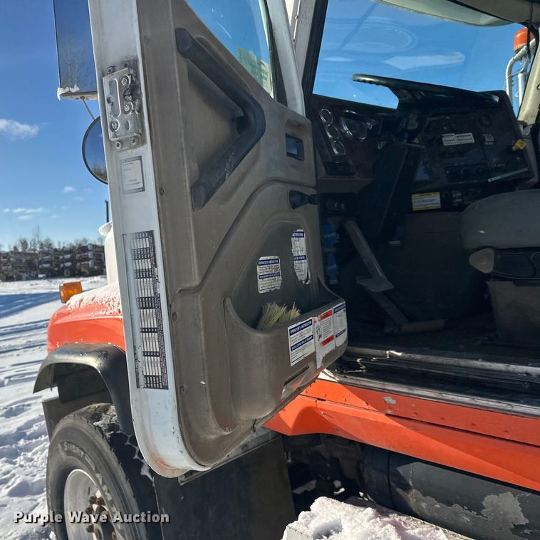 image for item DT6468 2005 International 5500i ready mix truck