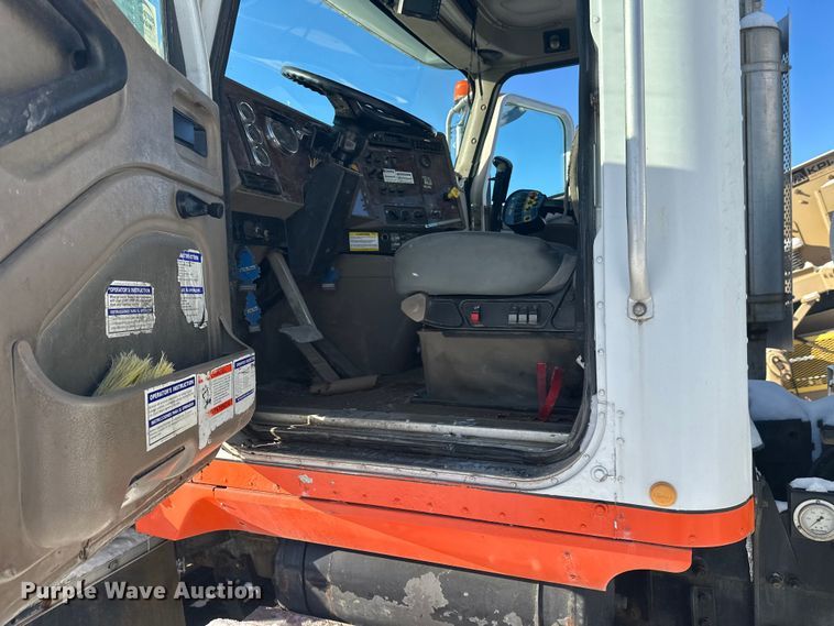 image for item DT6468 2005 International 5500i ready mix truck