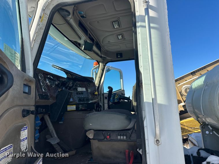 image for item DT6468 2005 International 5500i ready mix truck