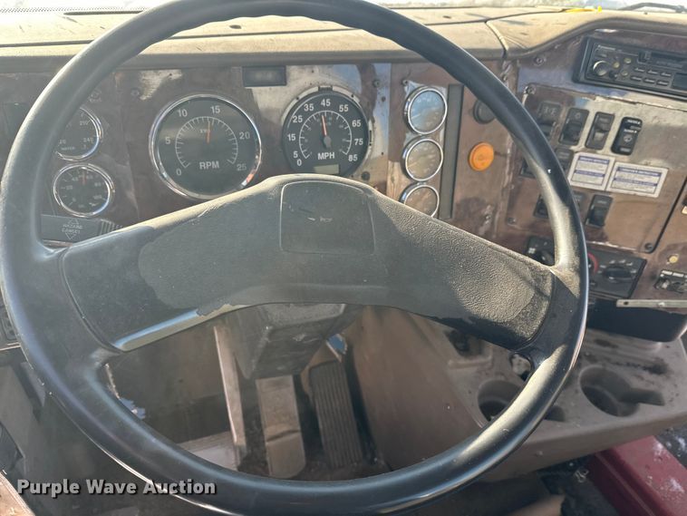 image for item DT6468 2005 International 5500i ready mix truck