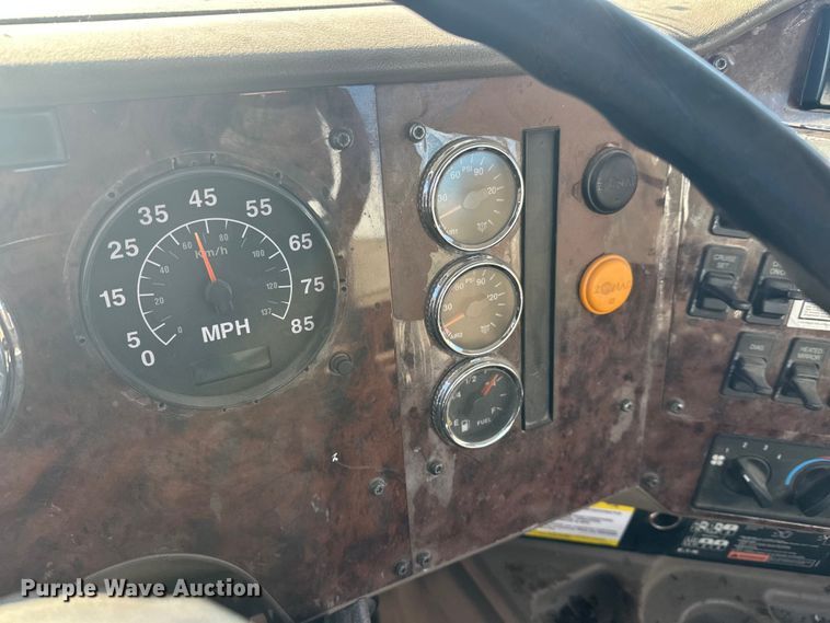 image for item DT6468 2005 International 5500i ready mix truck