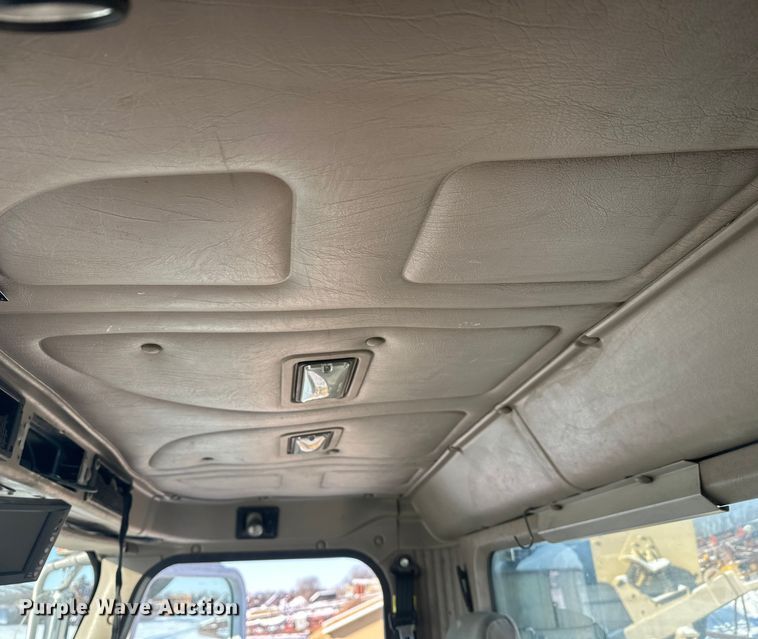 image for item DT6468 2005 International 5500i ready mix truck