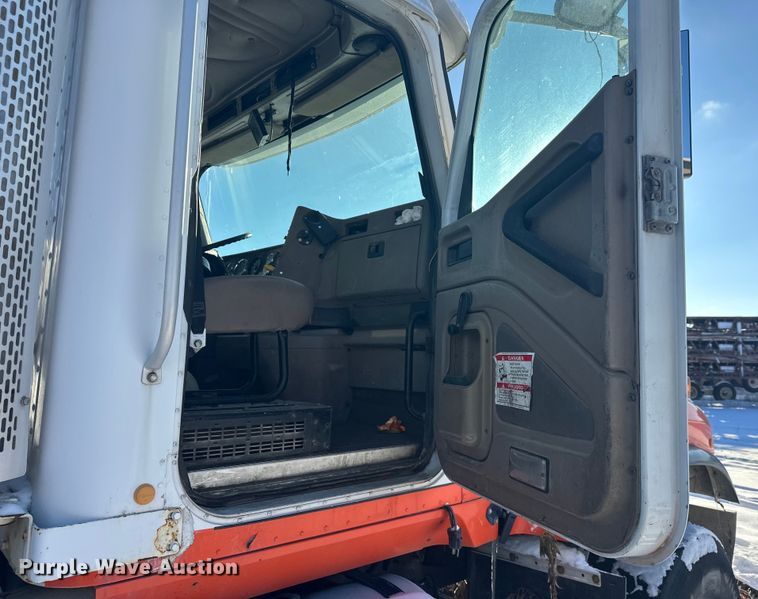 image for item DT6468 2005 International 5500i ready mix truck