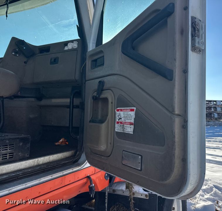 image for item DT6468 2005 International 5500i ready mix truck