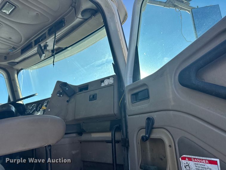 image for item DT6468 2005 International 5500i ready mix truck