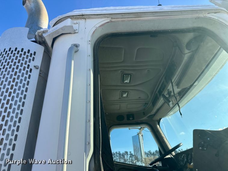 image for item DT6468 2005 International 5500i ready mix truck