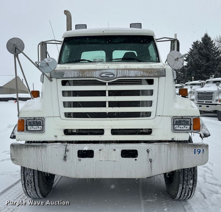 image for item DT6471 2000 Sterling L9500 truck cab and chassis