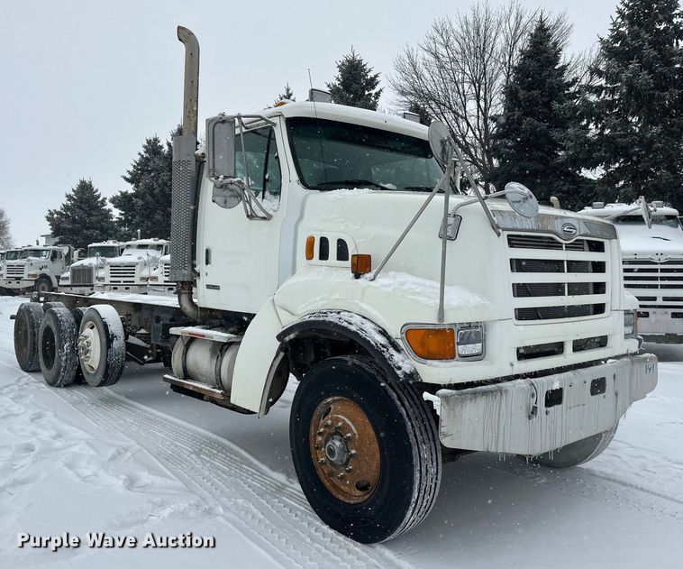 image for item DT6471 2000 Sterling L9500 truck cab and chassis
