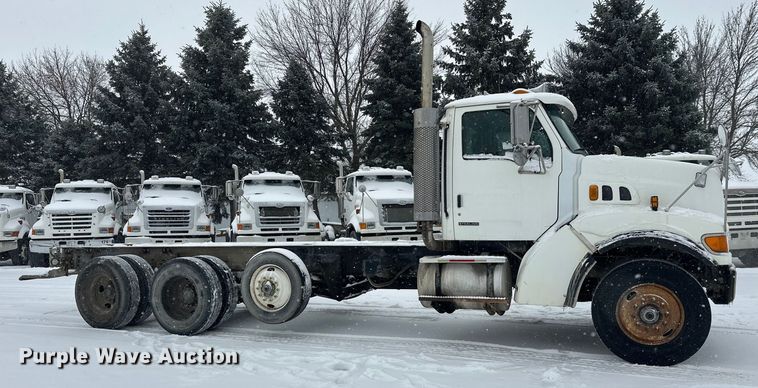 image for item DT6471 2000 Sterling L9500 truck cab and chassis