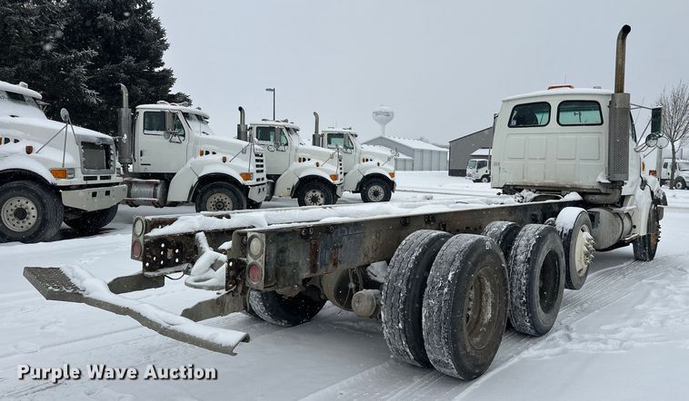 image for item DT6471 2000 Sterling L9500 truck cab and chassis