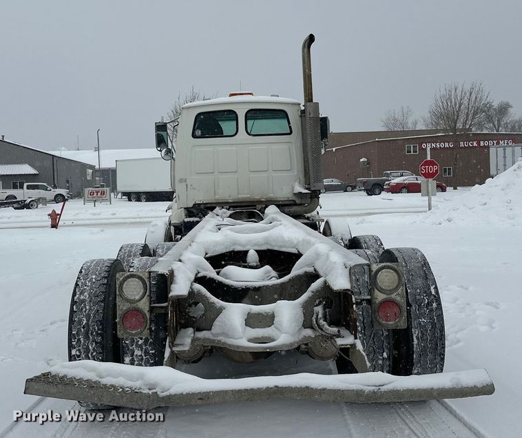 image for item DT6471 2000 Sterling L9500 truck cab and chassis