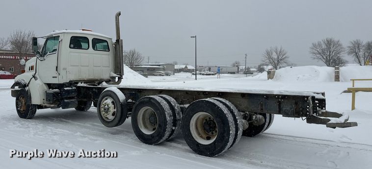 image for item DT6471 2000 Sterling L9500 truck cab and chassis