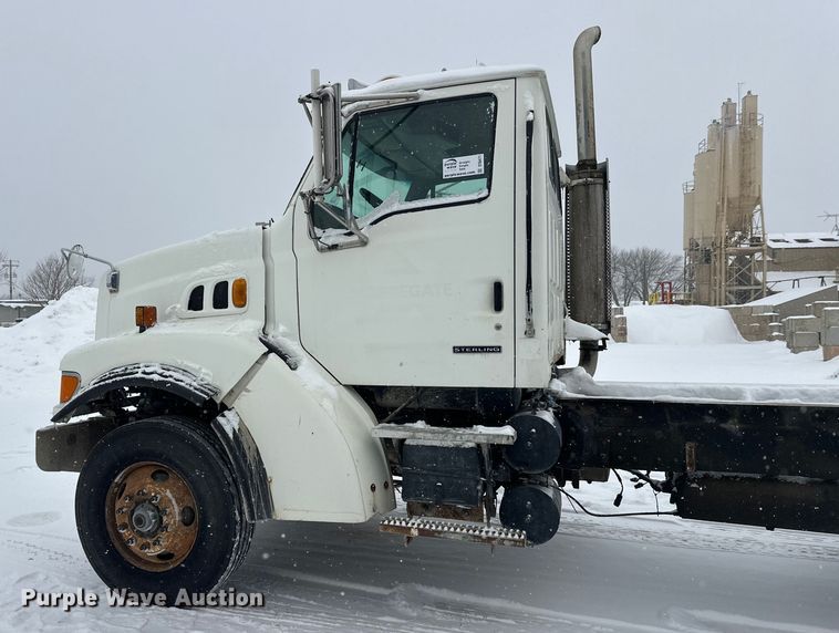image for item DT6471 2000 Sterling L9500 truck cab and chassis