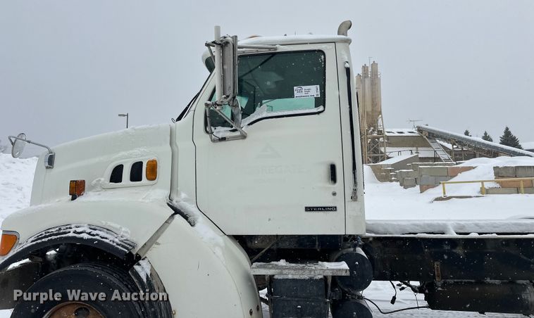 image for item DT6471 2000 Sterling L9500 truck cab and chassis