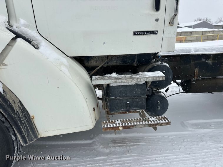 image for item DT6471 2000 Sterling L9500 truck cab and chassis