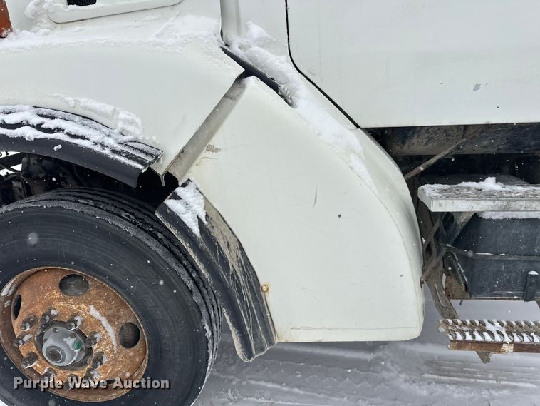 image for item DT6471 2000 Sterling L9500 truck cab and chassis