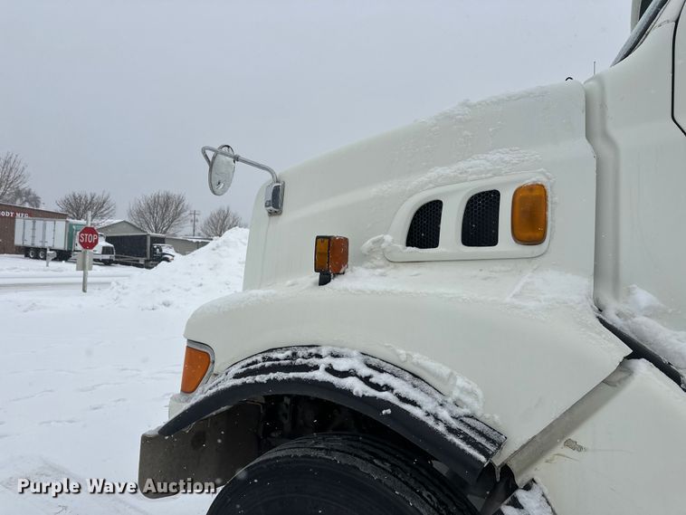 image for item DT6471 2000 Sterling L9500 truck cab and chassis