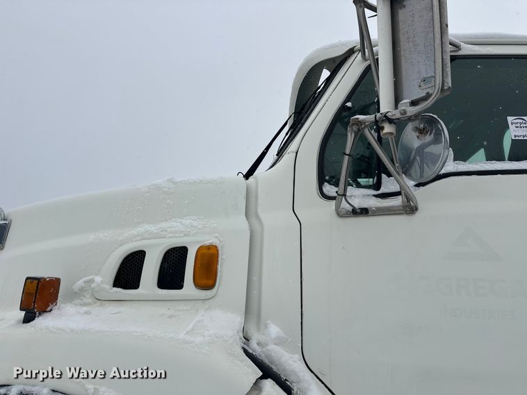 image for item DT6471 2000 Sterling L9500 truck cab and chassis