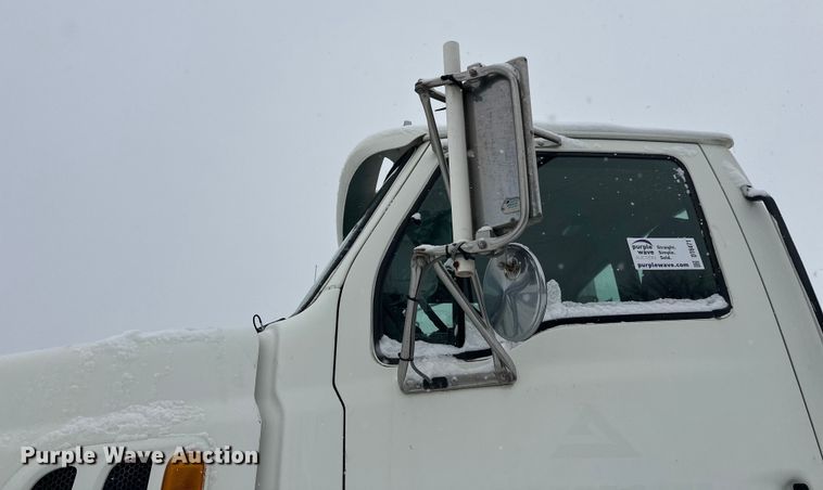 image for item DT6471 2000 Sterling L9500 truck cab and chassis