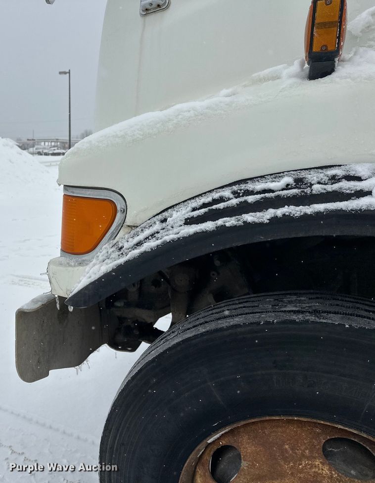 image for item DT6471 2000 Sterling L9500 truck cab and chassis