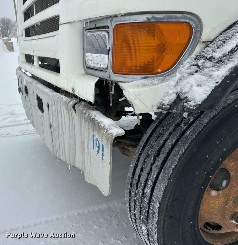 image for item DT6471 2000 Sterling L9500 truck cab and chassis