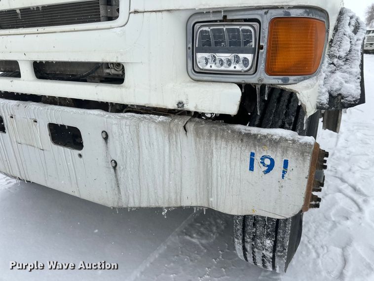 image for item DT6471 2000 Sterling L9500 truck cab and chassis