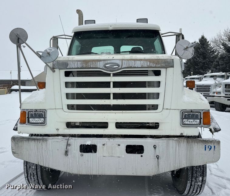 image for item DT6471 2000 Sterling L9500 truck cab and chassis