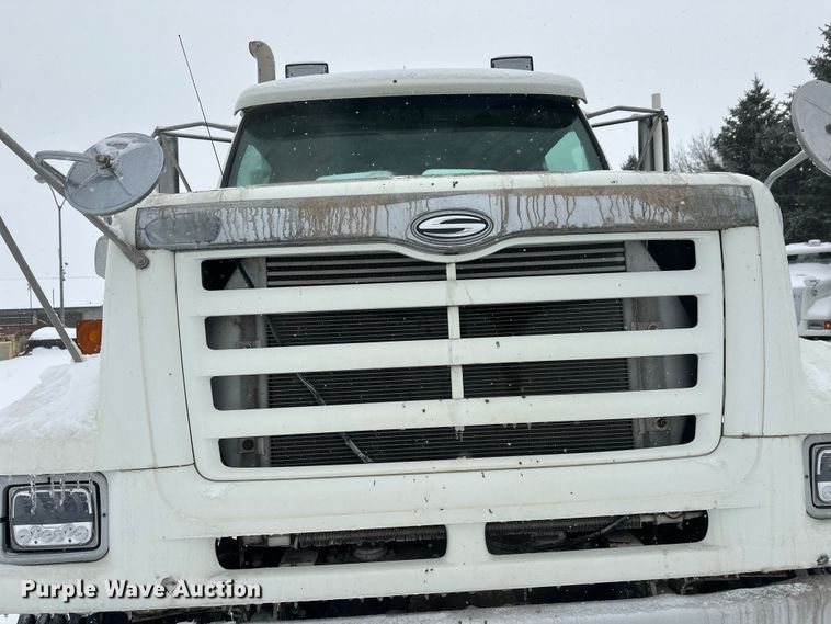 image for item DT6471 2000 Sterling L9500 truck cab and chassis