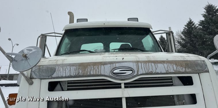 image for item DT6471 2000 Sterling L9500 truck cab and chassis