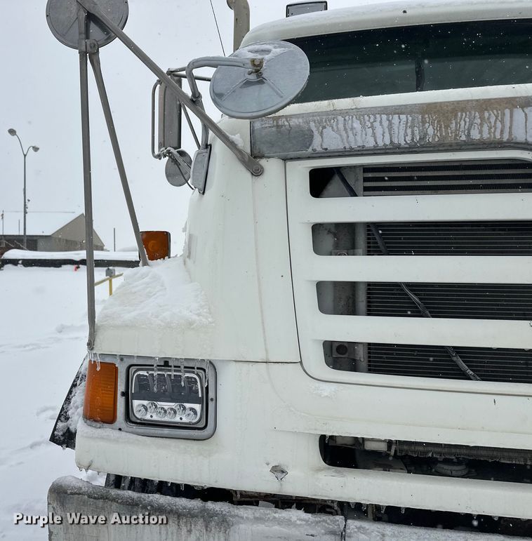 image for item DT6471 2000 Sterling L9500 truck cab and chassis