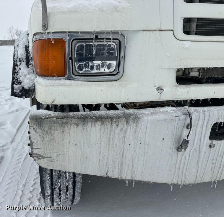 image for item DT6471 2000 Sterling L9500 truck cab and chassis