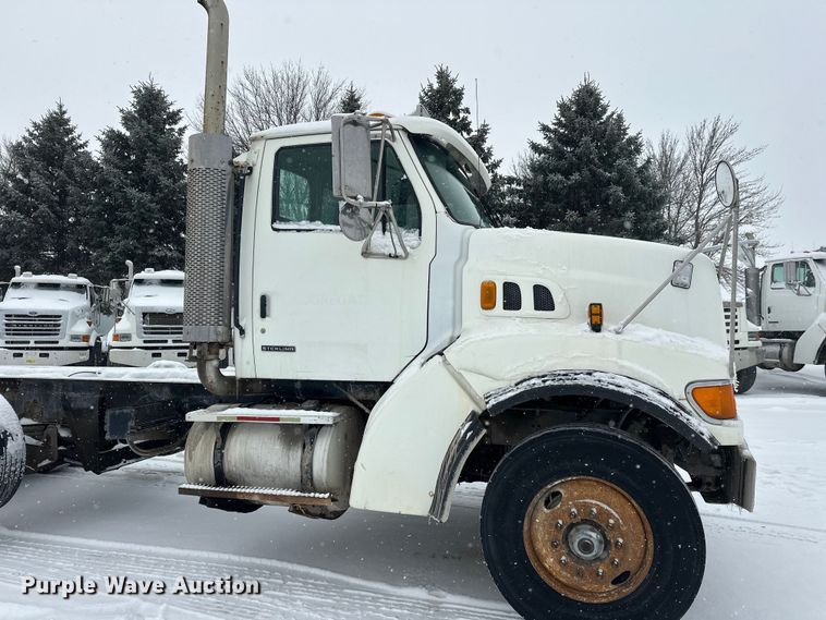 image for item DT6471 2000 Sterling L9500 truck cab and chassis