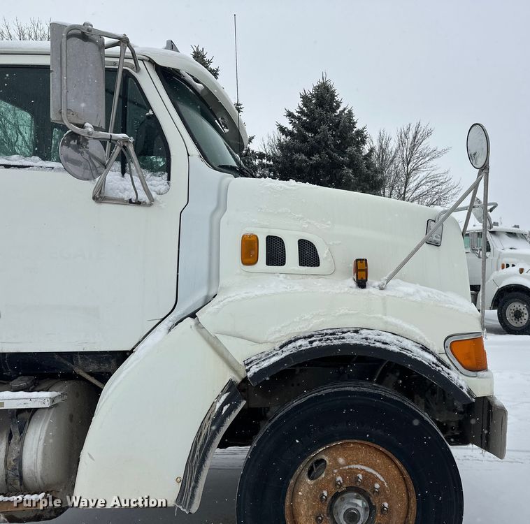 image for item DT6471 2000 Sterling L9500 truck cab and chassis