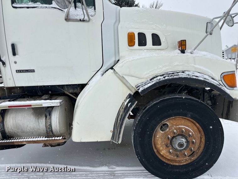 image for item DT6471 2000 Sterling L9500 truck cab and chassis