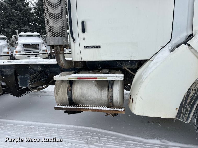 image for item DT6471 2000 Sterling L9500 truck cab and chassis